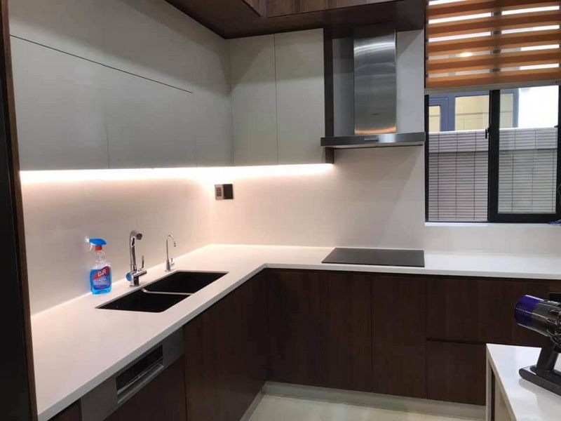 Thi công đá mặt bếp liền khối với đá ốp tường bếp tạo ra sự đồng bộ trong thiết kế không gian bếp